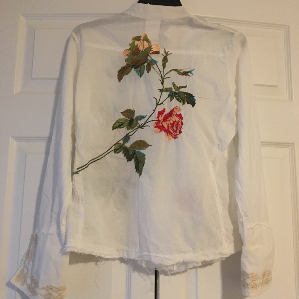Beautiful embroidered blouse - Picture 2 of 3
